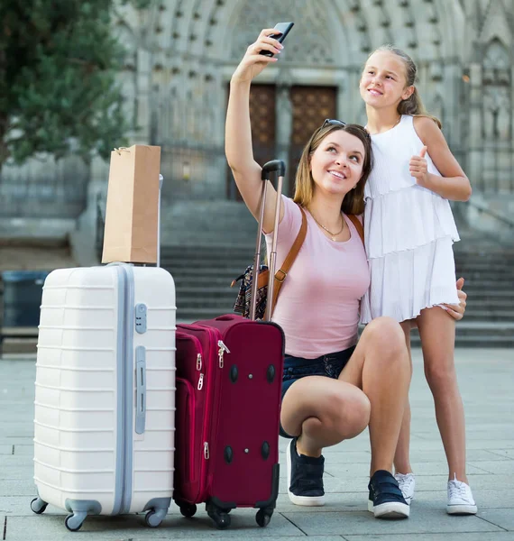 Madre con niños viajeros y tomando selfie —  Fotos de Stock