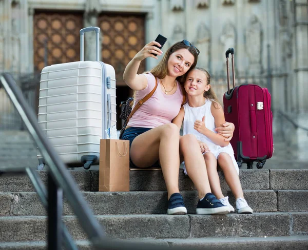 Leende mor med dotter resenärer och tar selfie — Stockfoto