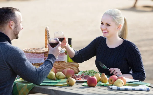 Volwassenen die wijn aan tafel drinken — Stockfoto