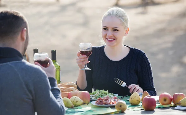 Volwassenen die wijn aan tafel drinken — Stockfoto