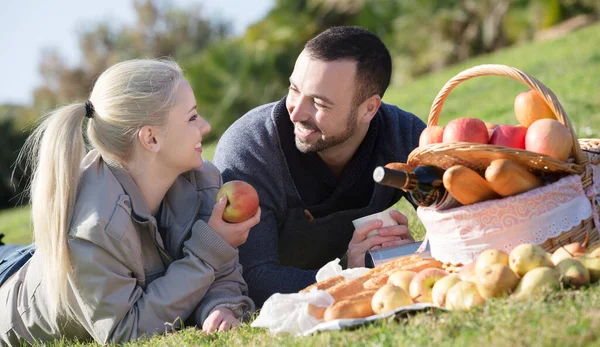 Paar loungen bij de picknick buiten — Stockfoto