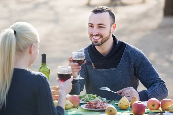 Volwassenen die wijn aan tafel drinken — Stockfoto