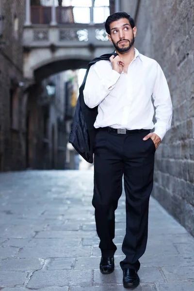 Homem em formalwear andando ao longo da rua — Fotografia de Stock