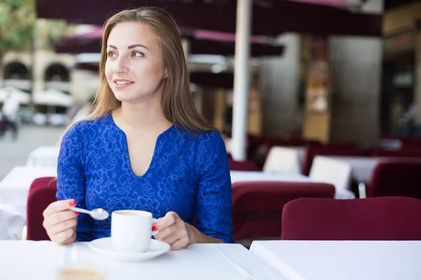 Jonge vrouw droomt in de tijd ontbijt — Stockfoto