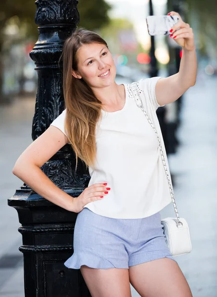 Chica tomando selfie cerca de viejo poste de lámpara de hierro —  Fotos de Stock