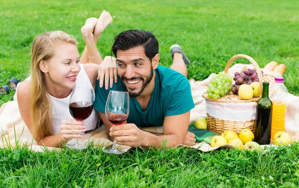 Portret van een man met een vriendin die praat — Stockfoto