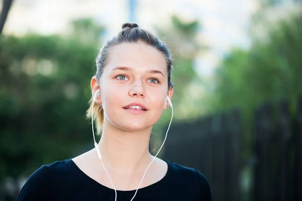 Portrait rapproché de jeune femme avec écouteurs — Photo