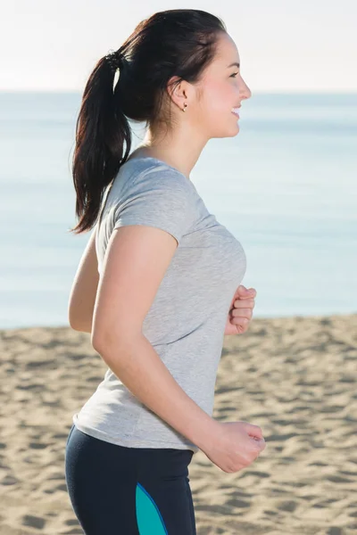 Fille positive courir sur la plage — Photo