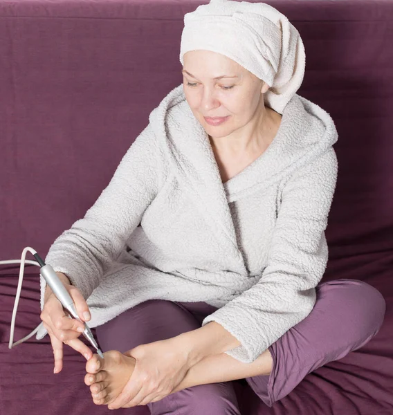 Frau macht Pediküre — Stockfoto