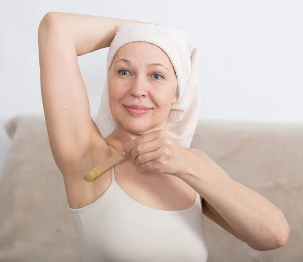 Woman doing body hair removal — Stock Photo, Image