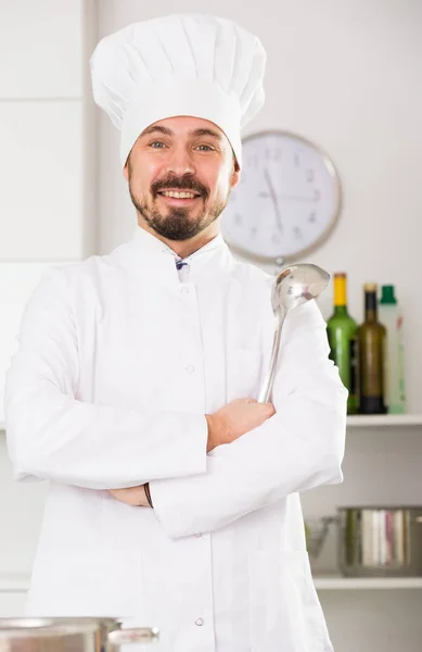 Manlig kock provsmakning mat — Stockfoto