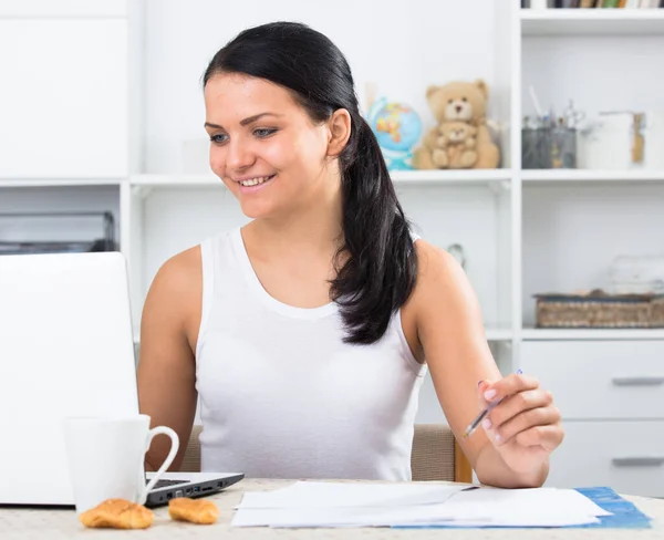 Young brunette working at laptop — Stock Photo, Image