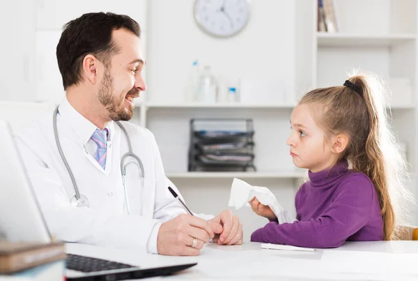 Médico masculino y niña Imagen De Stock