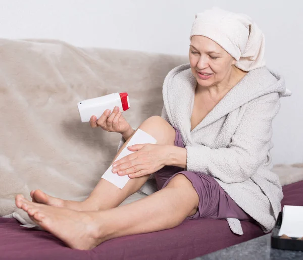 Nő csinál test szőrtelenítés — Stock Fotó