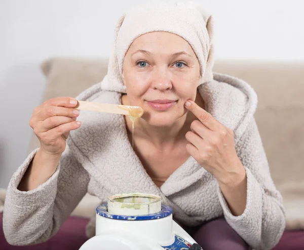 Woman doing body hair removal — Stock Photo, Image