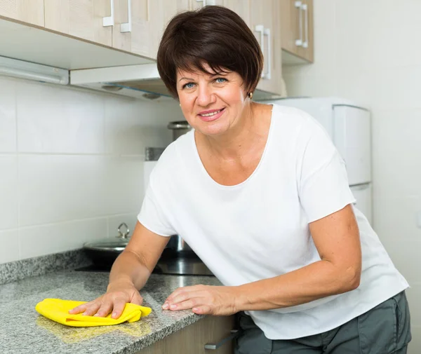 Senior woman cleaning — Stock Photo, Image