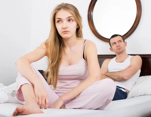 Gemeinsam einsam: Trauriger Mann und Frau im Bett — Stockfoto