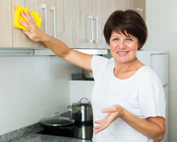 Retiree woman cleaning home — Stock Photo, Image