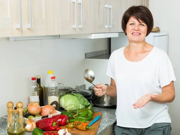 Volwassen vrouw soep — Stockfoto