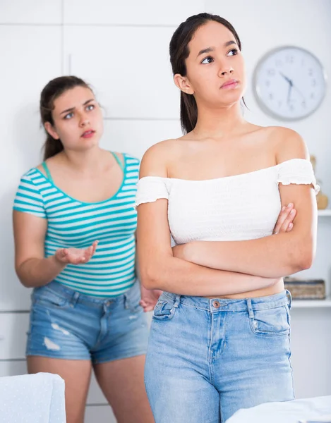 Meninas descobrindo relacionamento em casa — Fotografia de Stock