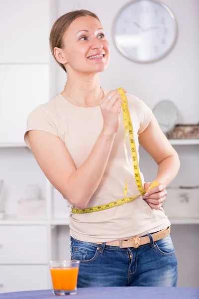 Vrouw die de taille controleert — Stockfoto