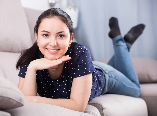 Jong meisje op bank — Stockfoto