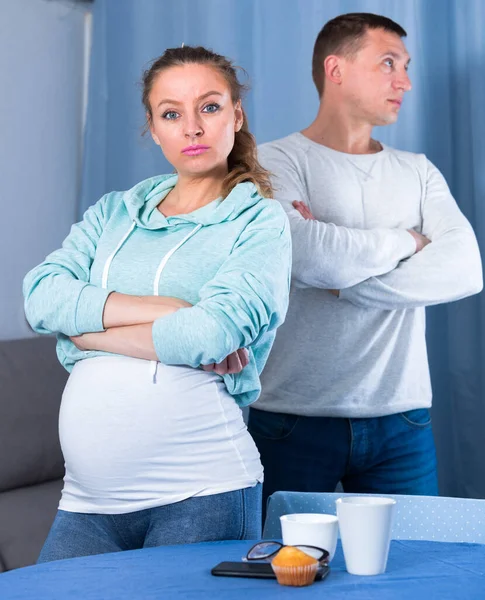 Муж и беременная жена спорят дома — стоковое фото