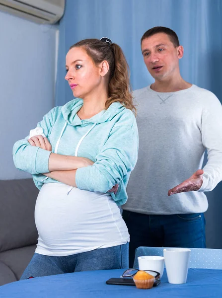 Marido e mulher grávida discutindo em casa — Fotografia de Stock