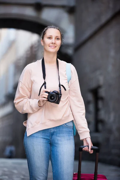 Jong meisje fotograferen in de stad — Stockfoto