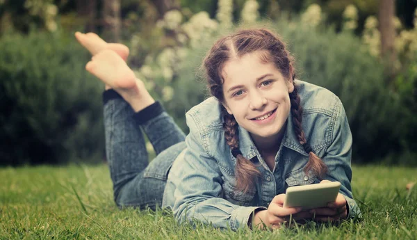 Ευτυχισμένος έφηβος κορίτσι χρησιμοποιώντας ψηφιακή ταμπλέτα — Φωτογραφία Αρχείου