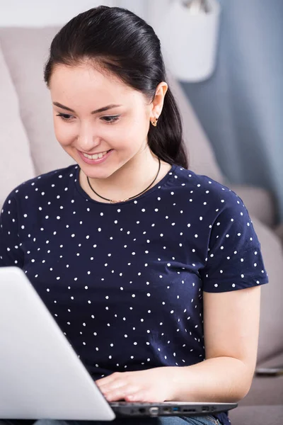 Frau benutzt Laptop auf Sofa — Stockfoto