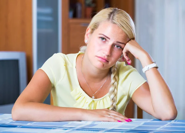 Porträt eines erwachsenen Mädchens, das sich zu Hause langweilt. — Stockfoto