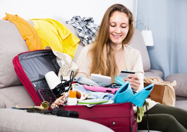 Frauen zahlen mit Kreditkarte im Internet-Shop — Stockfoto