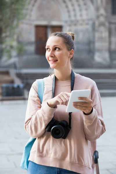 Ładna kobieta szuka mapy w telefonie. — Zdjęcie stockowe