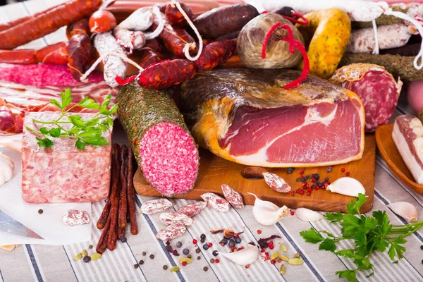 Varietà di carni in tavola — Foto Stock