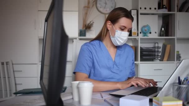 Žena lékař pracující v lékařské ordinaci a psaní předpis — Stock video