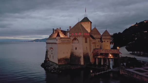 Προβολή του μεσαιωνικού κάστρου Chillon στη λίμνη της Γενεύης το σούρουπο, Ελβετία — Αρχείο Βίντεο