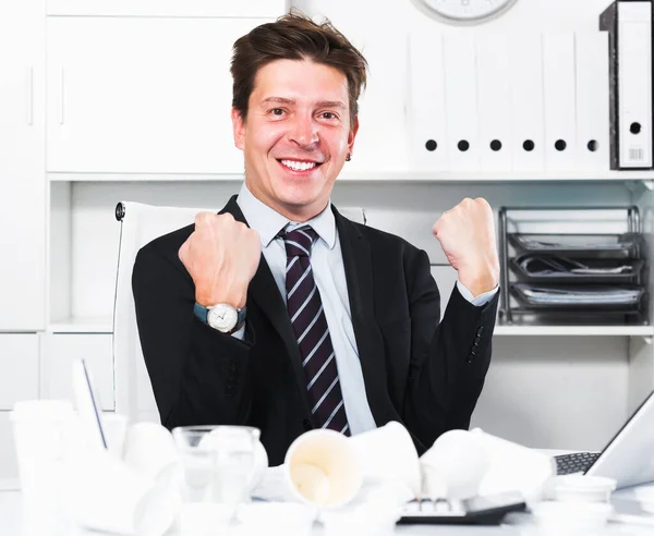 Empresário desfrutando de excelentes resultados — Fotografia de Stock