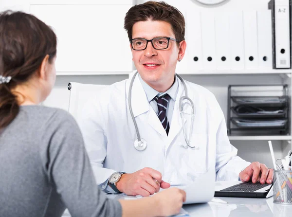 Doutor falando com o cliente no centro médico — Fotografia de Stock