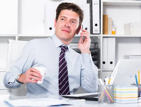 Trabalhador do escritório do sexo masculino falando ao telefone — Fotografia de Stock