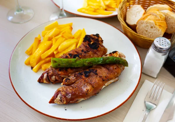 Appetizing fried pig legs with potatoes served on plate — Stock Photo, Image