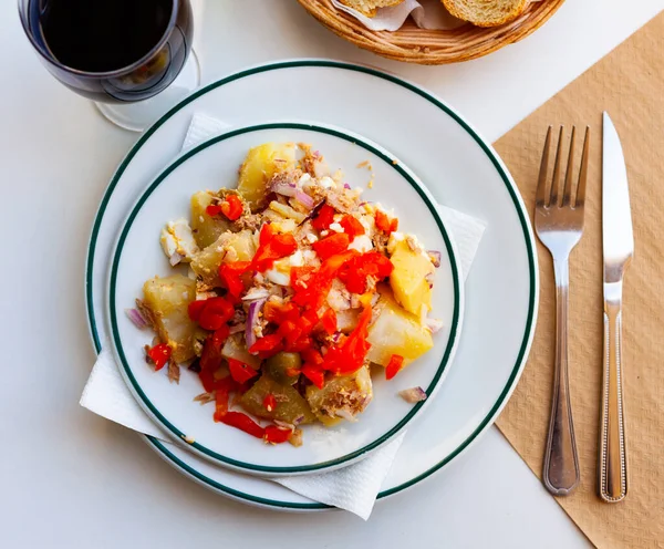 Ensalada con patatas hervidas, huevos, atún enlatado, aceitunas, pimientos, cebollas — Foto de Stock