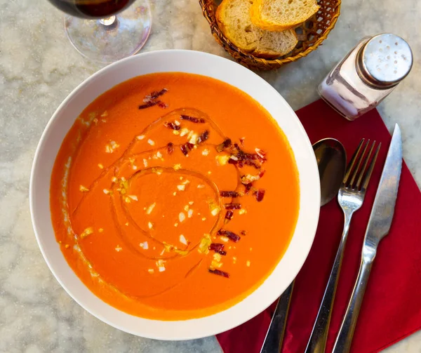 İspanyol salmorejo cordobes - tipik jambonlu İspanyol domates çorbası — Stok fotoğraf