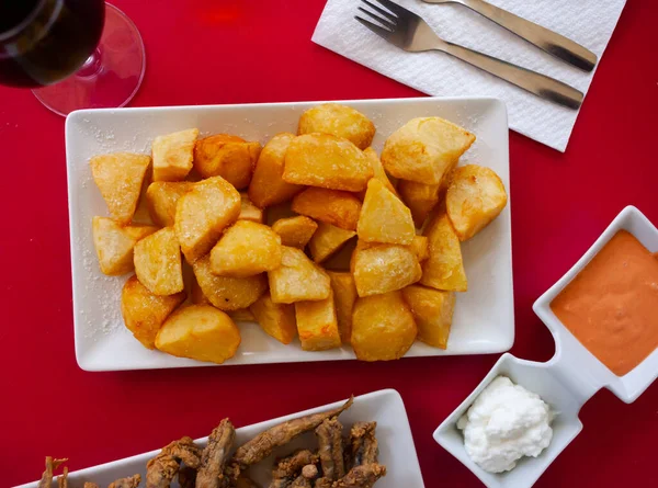 Spanish dish Patatas bravas with hot sauce — Stock Photo, Image