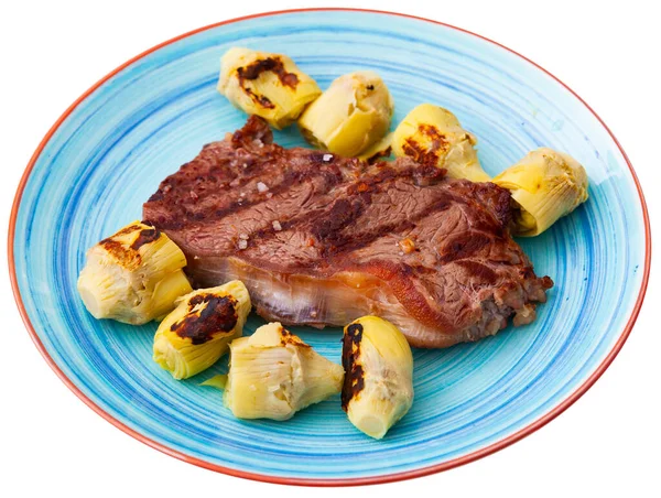 Grilled veal steak with artichokes, healthy dinner — Stock Photo, Image