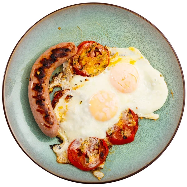 Desayuno con huevos revueltos, salchichas y tomates —  Fotos de Stock