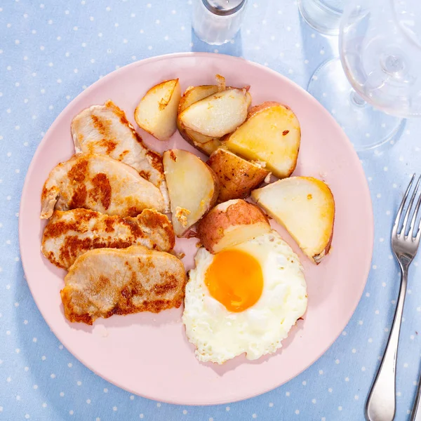 Masada servis edilen çırpılmış yumurtalı Amerikan rostosu. — Stok fotoğraf