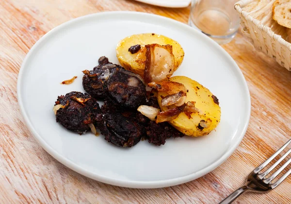 Saucisse de sang savoureuse rustique frite avec pomme de terre servie à l'assiette — Photo