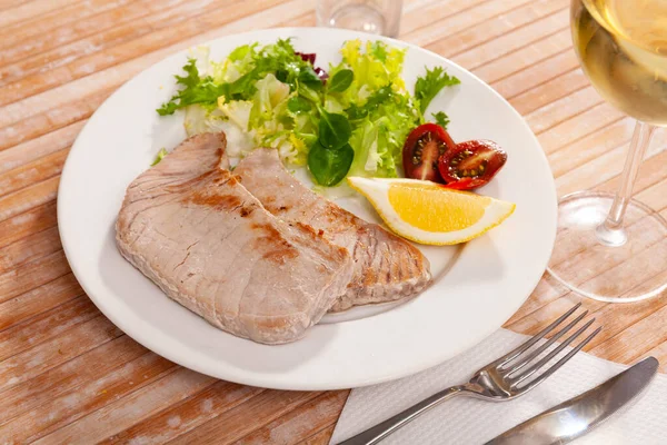 Bandeja de filete de atún con ensalada de verduras — Foto de Stock