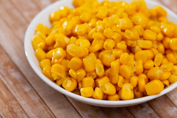 Słodka kukurydza w puszce na stole — Zdjęcie stockowe
